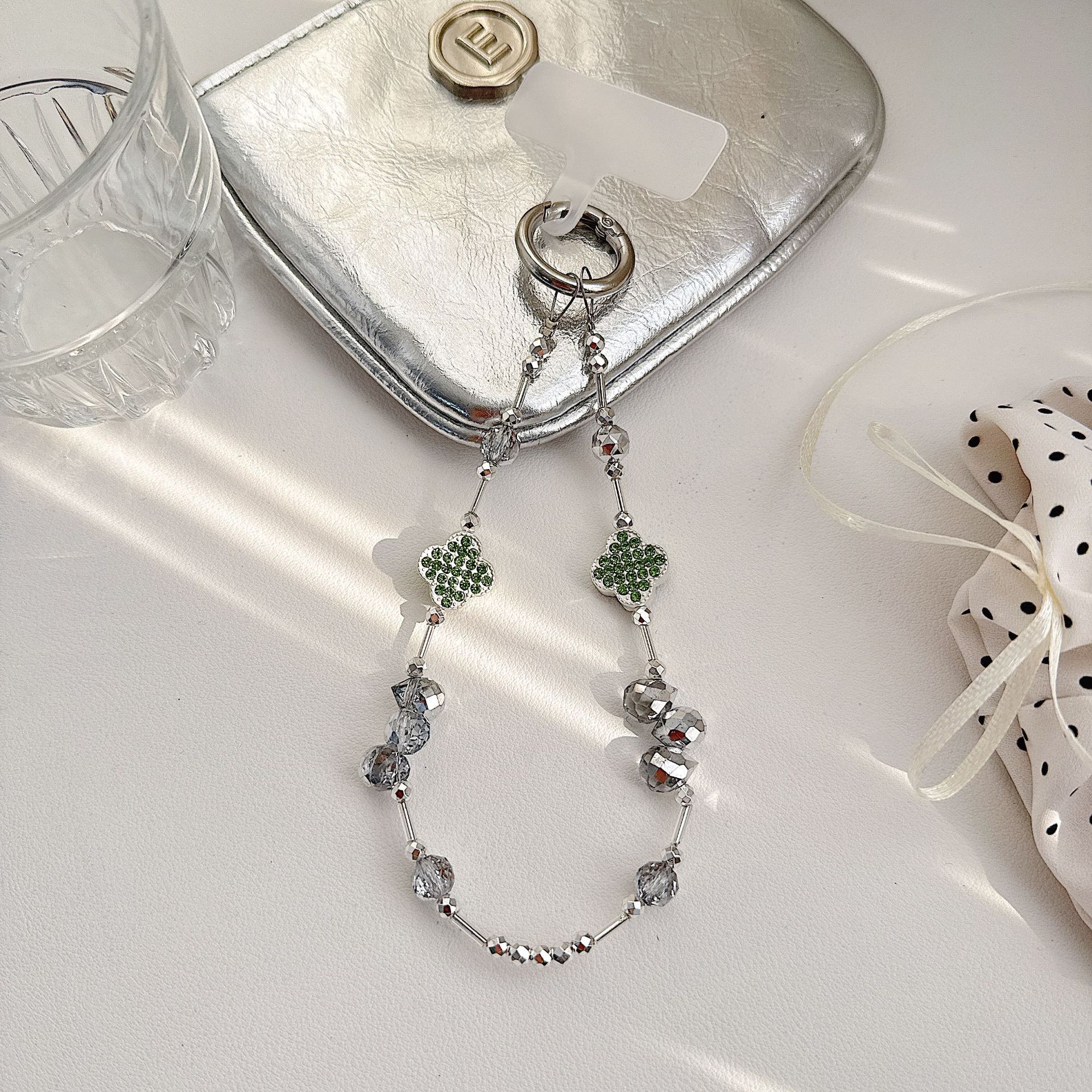 Cadena de teléfono móvil de alta gama hecha a mano boutique, cadena de muñeca de trébol de cuatro hojas de diamantes de lujo femenino, cadena de teléfono móvil de moda, sección corta