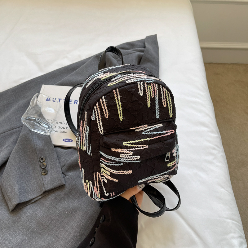 Mochila para viajes de niñas, hermosa mujer universitaria minimalista, rayas de color, mochila de moda de primavera.