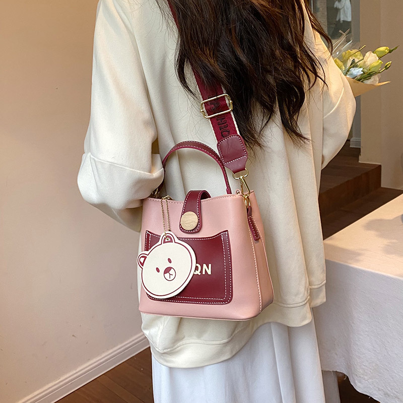 Diseño de nicho bolso a juego para mujeres 2023 nuevo popular bolsa de cubo bolsa de mensajero portátil de celebridades en línea de alta calidad