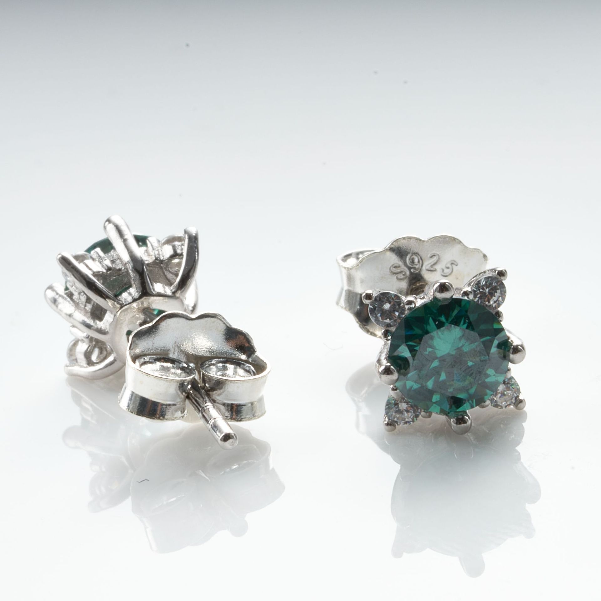 Europa y América de color moissanite pendientes de plata incrustados pequeños pendientes de piedra de moissanite de plata simple pendientes de tetrahedra de la suerte