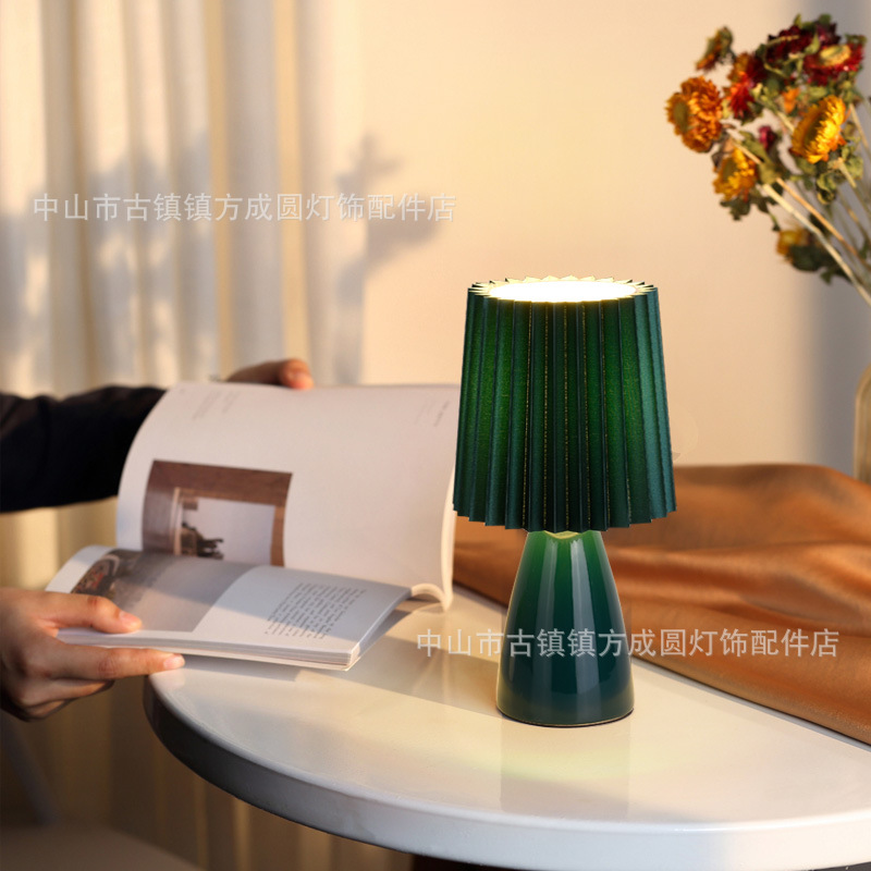 Nordic ins estilo luz lámpara de mesa de lujo Internet celebridad nueva lámpara de noche dormitorio Lámpara decorativa habitación plisada lámpara de mesa de cerámica