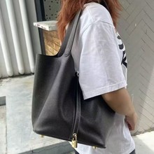 2025新款手提女包经典菜篮子造型质感荔枝纹简约锁扣设计优雅百搭