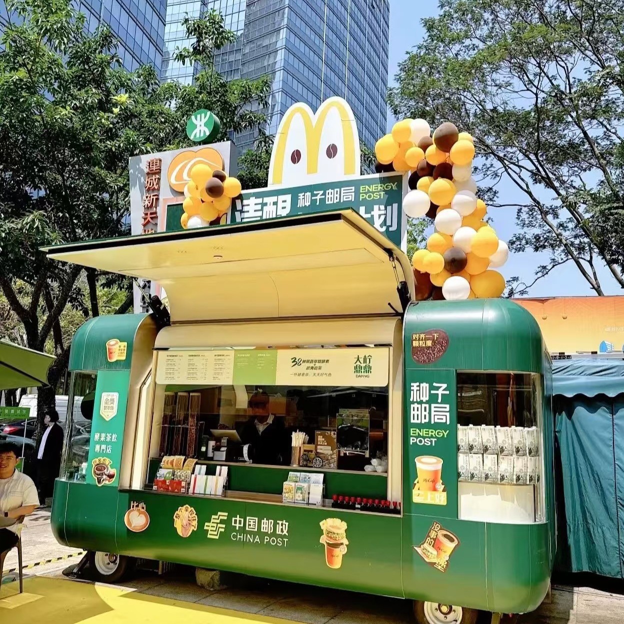 Flying Wing Gate Cloud Warehouse Commercial Comedor móvil multifuncional de bebidas frías de café de bocadillos Commercial Commercial