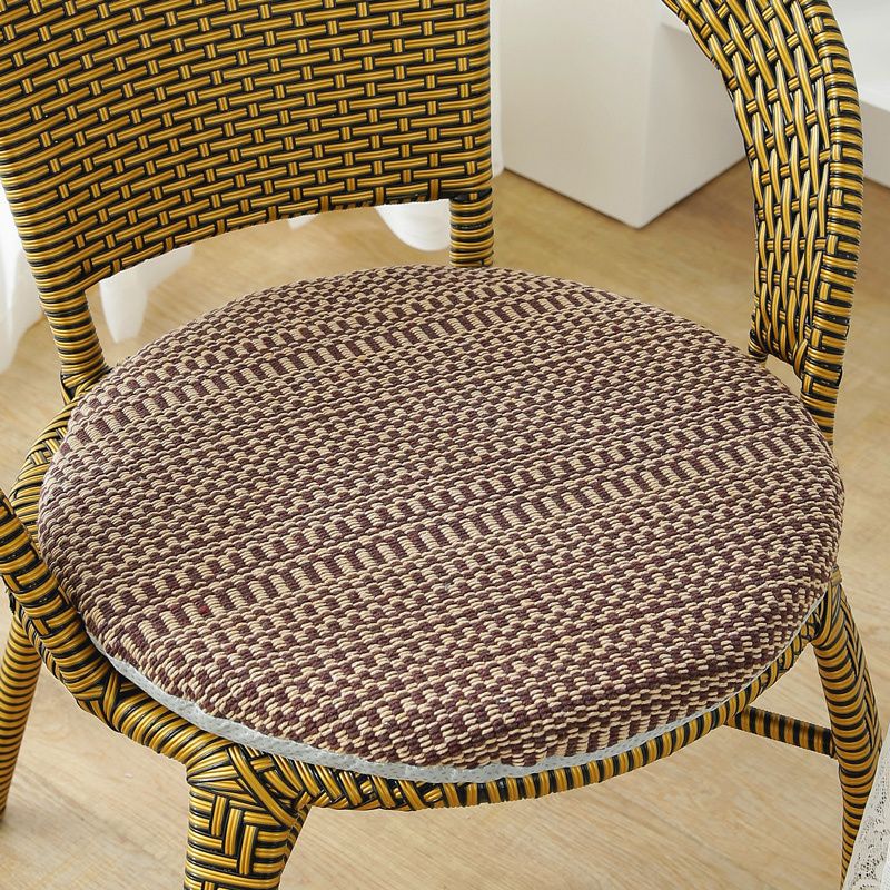 綿麻の円形の座布団を厚くして、藤の椅子の座布団を分解して洗うことができます。