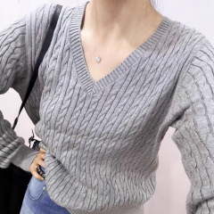 ラフ刺繍入りポニーロゴ麻花Vネック長袖レディースニットセーター、ゆったりとしたスタイルの馬柄麻花編みセーター