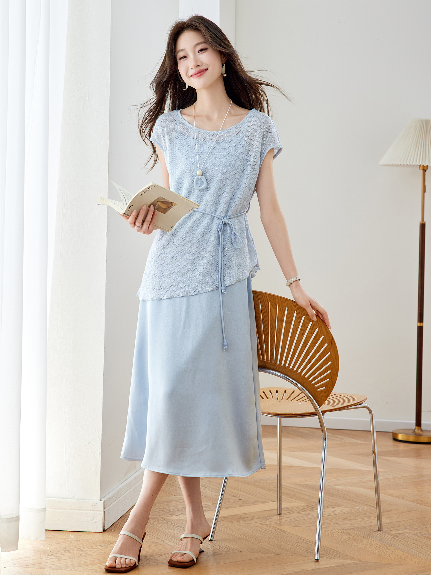 Bộ đầm maxi nữ hai mảnh gồm váy dài và áo khoác ngoài mỏng, phối dây mảnh, thiết kế suông nhẹ tôn dáng — xanh lam