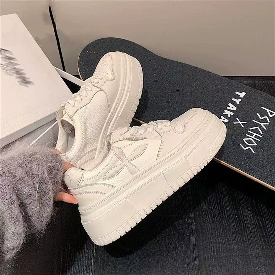 Популярные белые туфли для женщин, весна 2024, новые студенческие повседневные дышащие универсальные туфли на толстой подошве, шикарные женские туфли на платформе