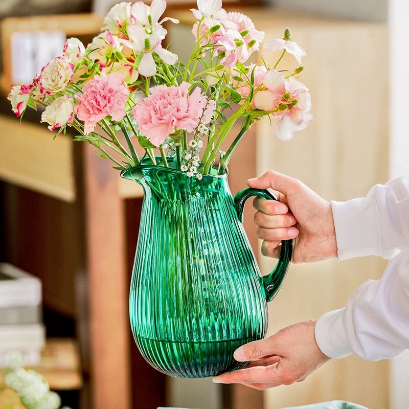 Alta sensación de exportación verde esmeralda con mango tetera tetera de agua fría vasija de vidrio lirio ornamentos de flores