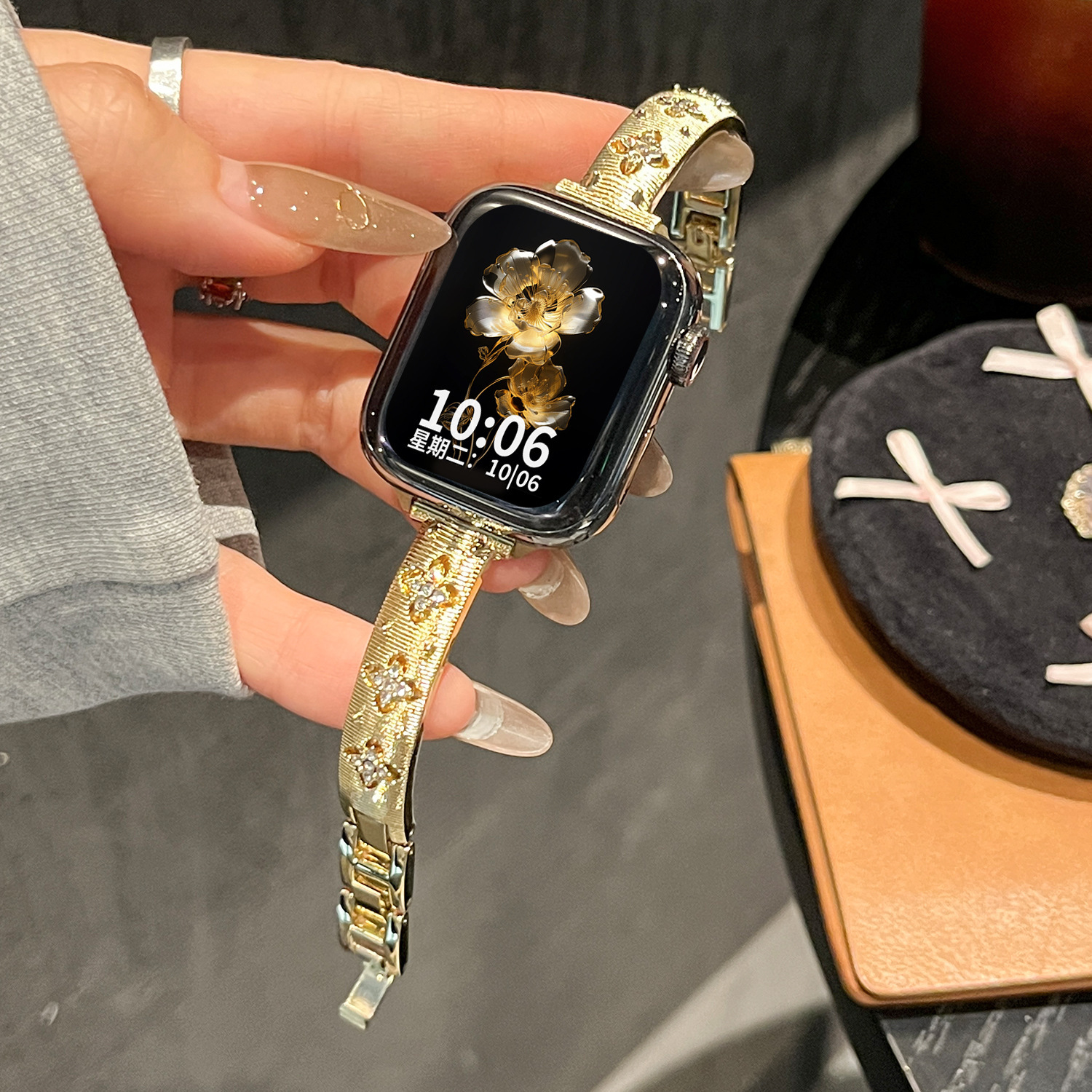 Suitable for Apple iWatch Strap Four-Leaf Clover Diamond High-End Metal Bracelet Apple Watch 89 Wristband Women's Watch