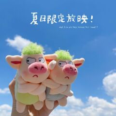 国境を越えて起爆した豚の緑の毛豚のぬいぐるみがかわいい子豚の4インチの人形がプレゼントをつかむ