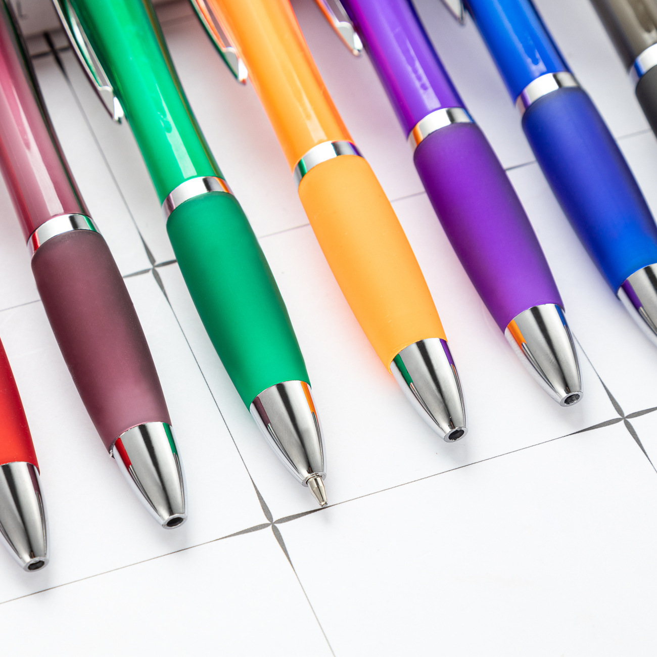 Bolígrafos de colores tipo calabaza, clic suave, imprimibles con logo, ideales para publicidad.