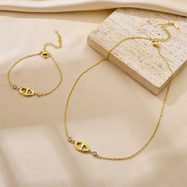 European and American Hot-Selling New Niche Design Pig Nose Cut Out Necklace Exquisite Fashion 18K Gold Plated Hand Jewelry Set