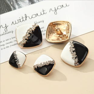 ���ν��ٴ��¿����荕r�кڰ�ë���o��Ů�·����������L�¼~��