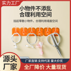 穴を開けないでフックします。六列にハンガーを掛けます。