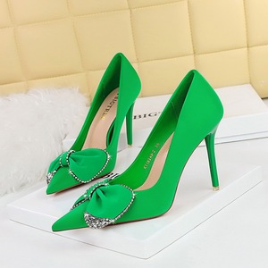 18249-H31 European and American style banquet women's shoes, high heels, slim heels, shallow mouthed pointed silk, 