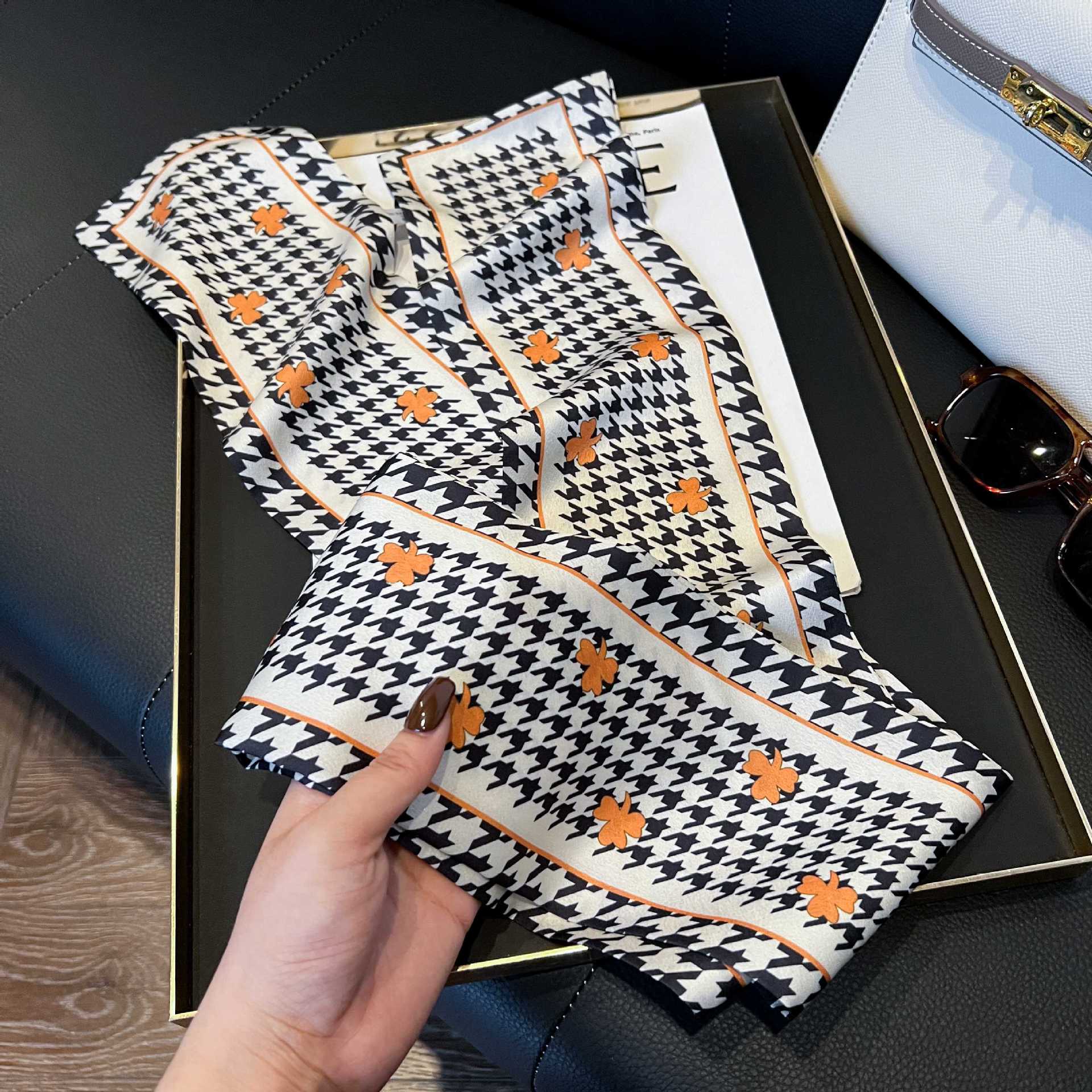 Nueva bufanda de seda pequeña banda larga estrecha para el cabello mujer estilo primavera y otoño moda madre bufanda estilo verano estilo fino serpentina bufanda al por mayor