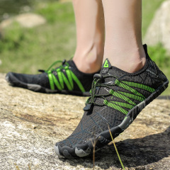 国境を越えた新型の軽やかな渉水靴男の快適な屋外登山は渓靴の大きいサイズの女性の通気性の柔らかい底のビーチ靴を追跡します。