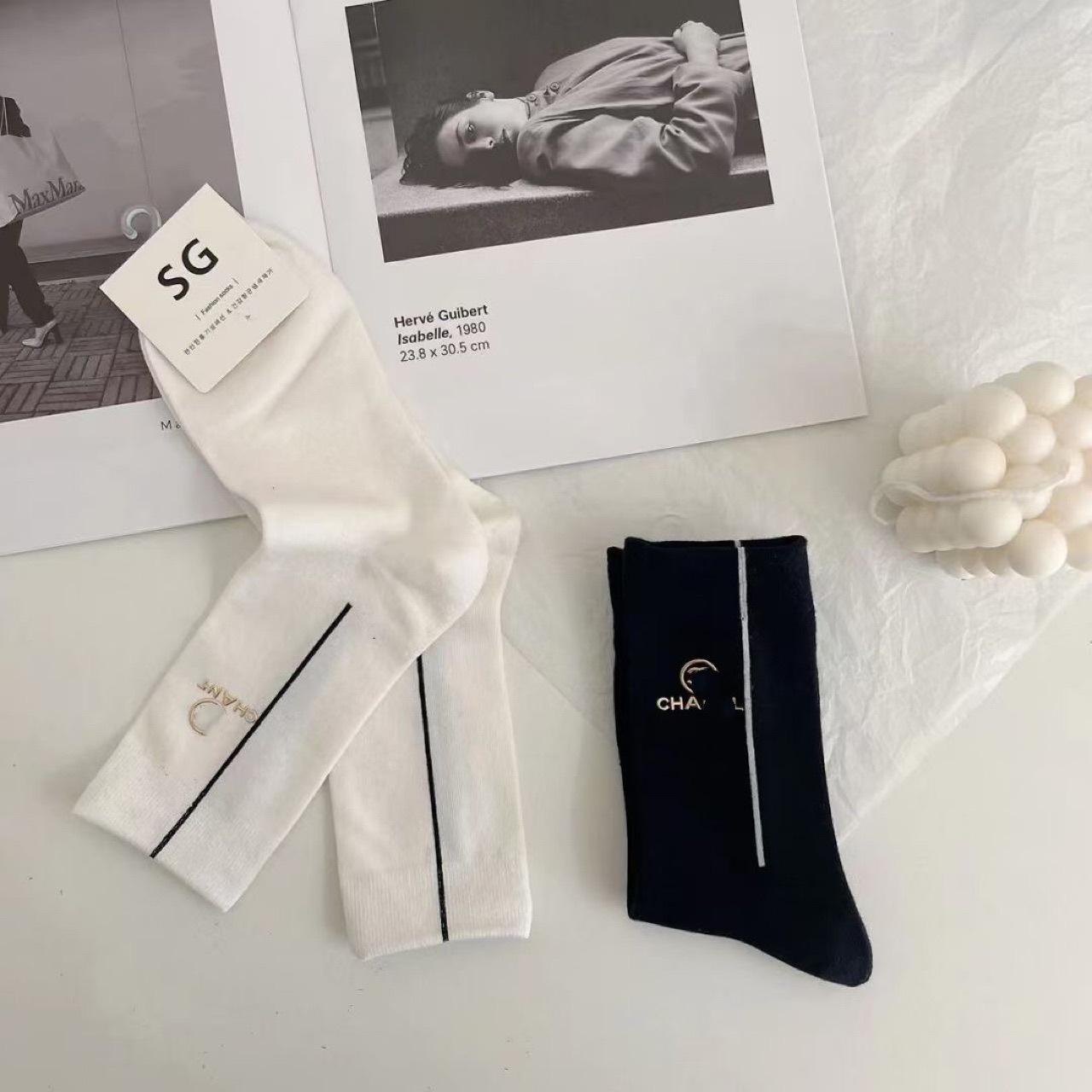 Chaussettes mi-mollet en cuir gaufré faites à la main, marque tendance 2025d, rayures noires et blanches, unisexes, pour couple_voghion.com