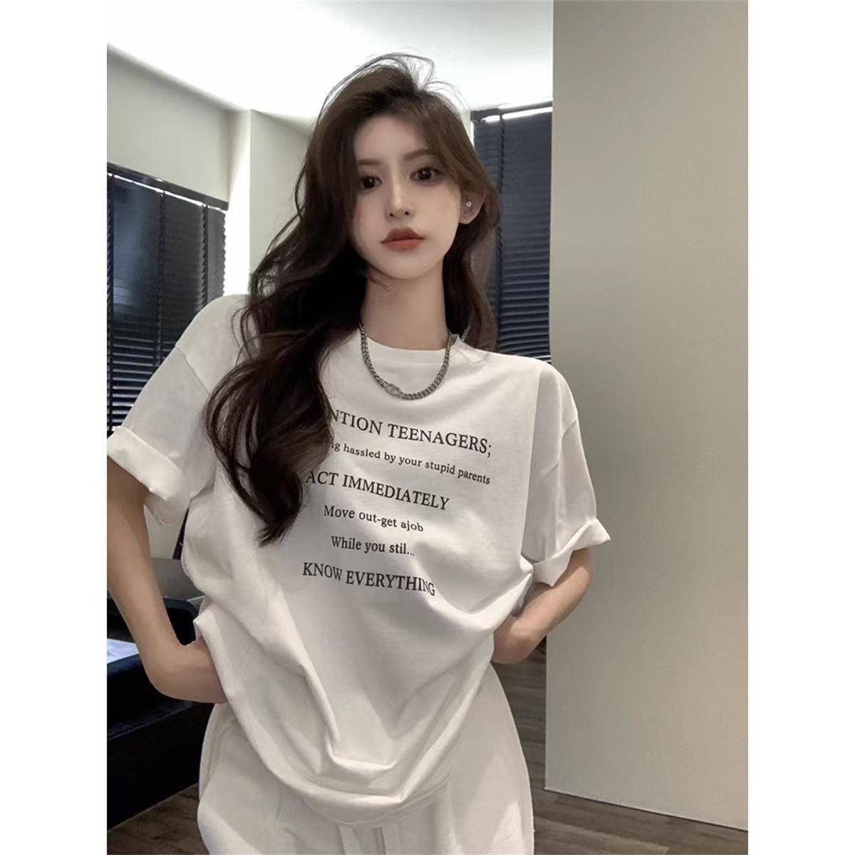 Camiseta blanca nueva de verano 2026 para mujer, de manga corta, estilo coreano, holgada y de estilo informal, con tacto fresco de seda helada, tops para estudiantes.