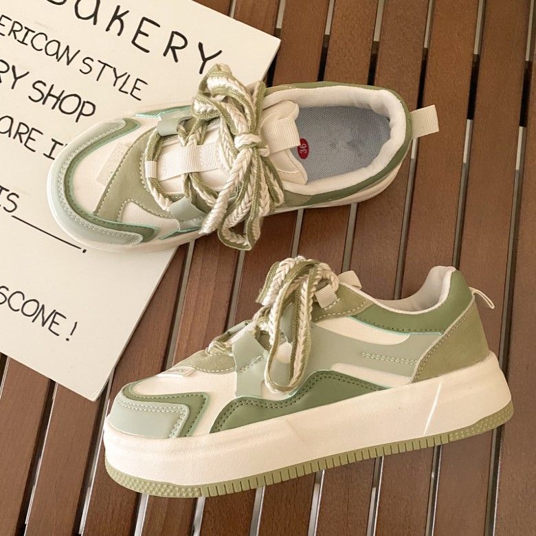 Pequeños zapatos blancos para mujeres 2024 primavera y otoño nueva moda universal zapatos de padre para mujeres de suela gruesa nicho zapatos de skate para mujeres