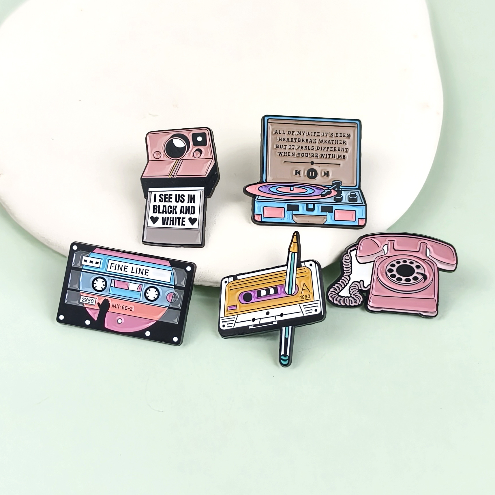 Insignia de serie de equipos electrónicos de dibujos animados, forma creativa, cinta, cámara, accesorios de teléfono, broche de aleación, lugar transfronterizo