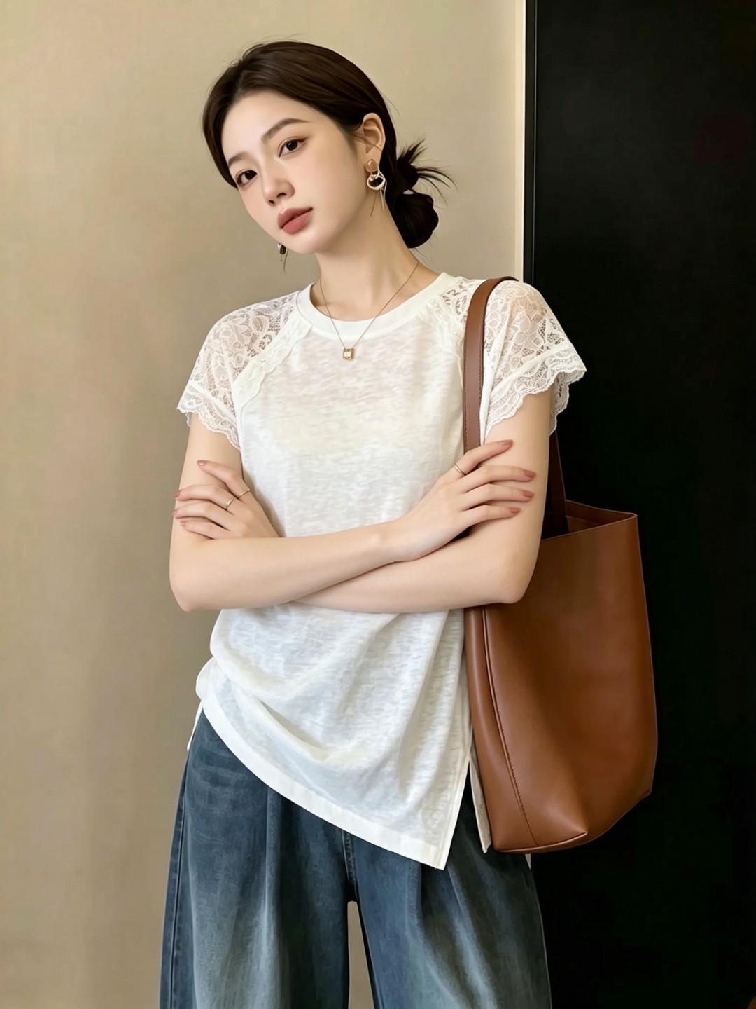Áo thun nữ tay ngắn ren phối vai chẻ tà thiết kế — màu trắng