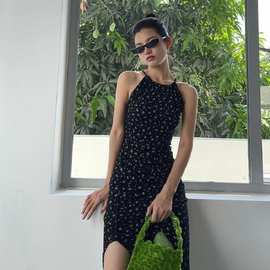 法式性感挂脖吊带裙夏季新款心机开叉性感辣妹黑色碎花连衣裙女潮