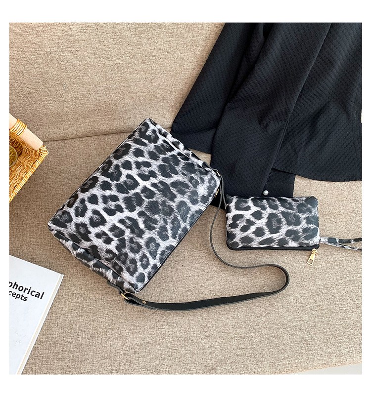 Women's Large Pu Leather Leopard Streetwear Square Zipper Tote Bag display picture 24