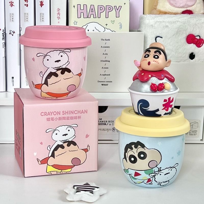 Taza Crayon Shin-chan con tapa Taza de agua de cerámica de marca compartida genuina Taza de regalo lindo de dibujos animados para niños al por mayor