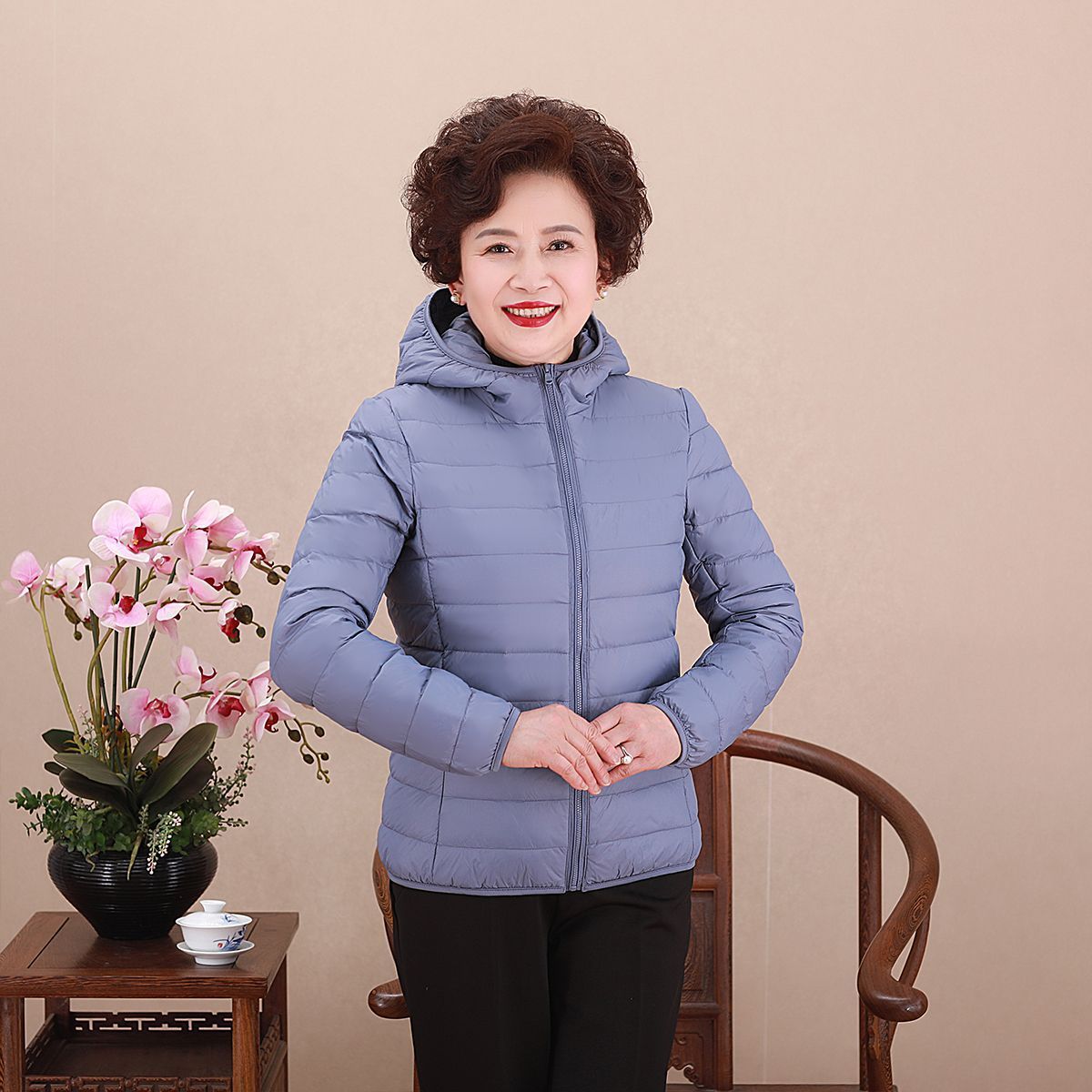 Chaqueta de pluma transfronteriza ligera y delgada nueva dama de mediana edad madres con chaqueta corta con capuzas más grasa MM gruesa