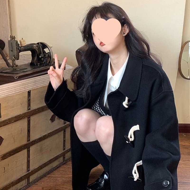 小さい子の学院の風の黒色の復古の毛はコートの女性の冬の短いタイプの厚い牛の角のボタンのラシャのコートがゆったりしています。|undefined