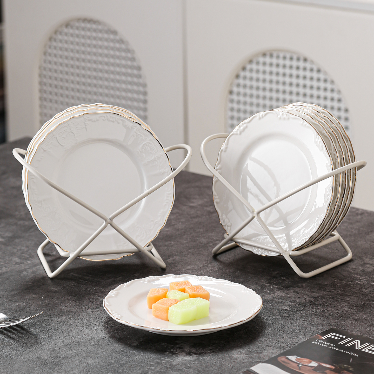 Conjunto de platos de porcelana blanca en relieve francés de Phnom Penh, platos de postres caseros de 6 pulgadas, platos de bocadillos de lujo ligeros con rack de almacenamiento