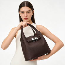 �¿�˻@�Ӱ�Ů��Ƥ��֦�y�μ�б��Ҹ�°�ˮͰ��������ͨ�ڄP����