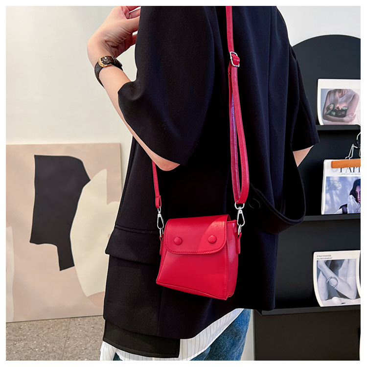 Women's Small Pu Leather Solid Color Vintage Style Magnetic Buckle Crossbody Bag display picture 9