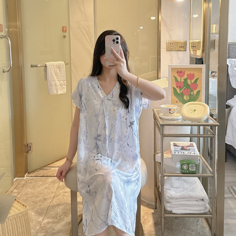 파란색 배경에 파란색 꽃