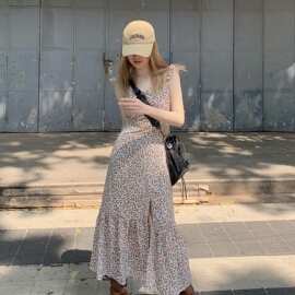 夏气质无袖碎花吊带连衣裙女田园风显瘦遮肉荷叶边裙海边度假长裙
