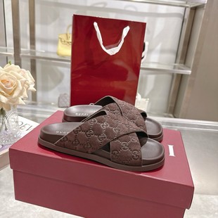 �W��վ�ļ��¿���Ů��Ь���e�ٴ�r��һ���Ϸ���ɳ���⴩���ƛ�Ь