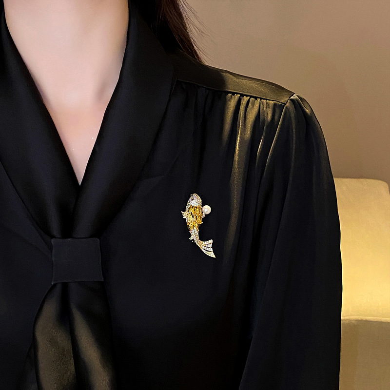 Koi Pearl Brooch 여성용 하이 엔드 센스 하이 엔드 틈새 버튼 안티 라이트 아티팩트 가슴 액세서리 여성용 코사이지 핀