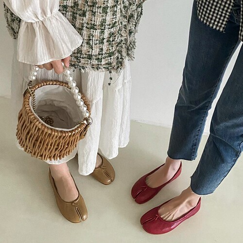 2024 New Split Toe Shoes Pig's Trotter Shoes Women's Spring Soft Sole Little Red Shoes Flat Shoes Women's Soft Sole Sheepskin Pump Shoes