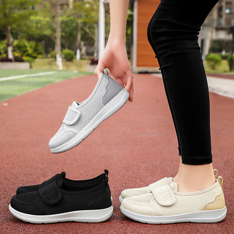 Zapatos de mujer verano nuevo estilo tejido volador transpirable zapatos de madre suela suave zapatos cómodos para caminar zapatos casuales de velcro al por mayor