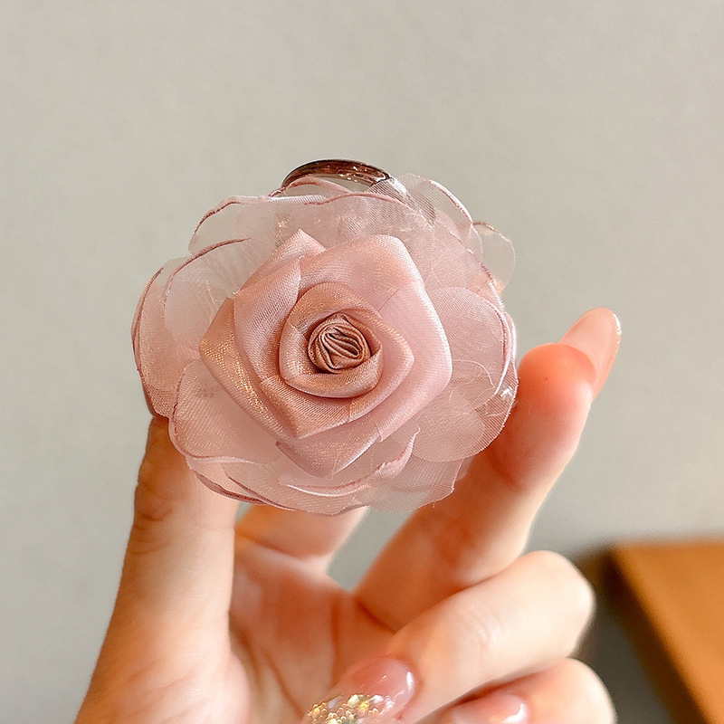 Caro con rosa roja clip de agarre para mujeres 2025 nuevo toque de cabeza de flores de super hadas explosión clip de tiburón