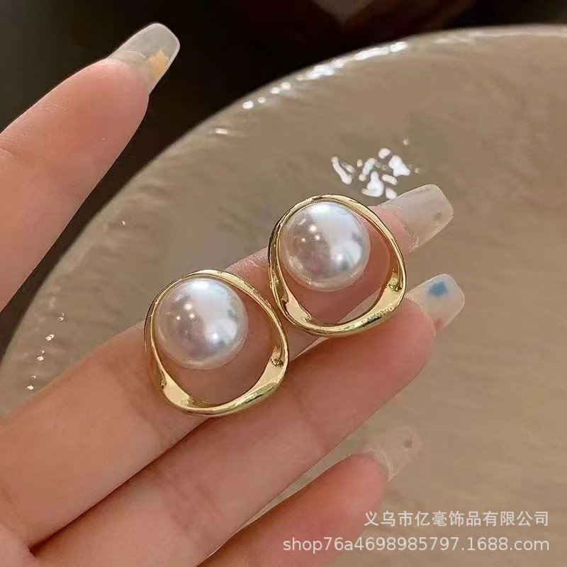 S925 Pendientes de perlas de temperamento Pendientes de lujo ligero de alta gama Pendientes al por mayor y al por menor transfronterizos Mujeres