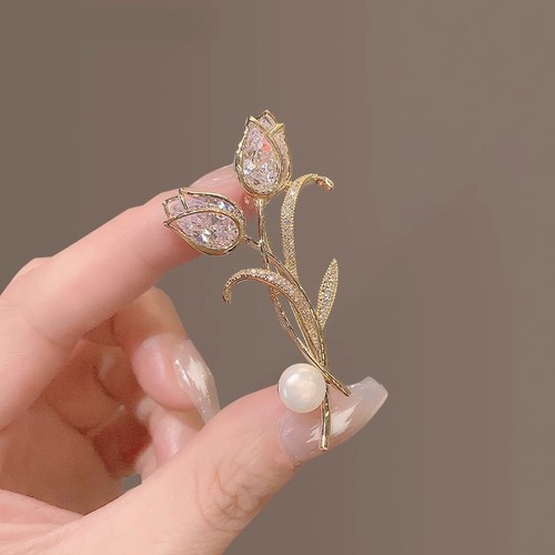 High-end water drop zircon tulip brooch, luxury temperament suit pin, niche high-end leaf pearl corsage