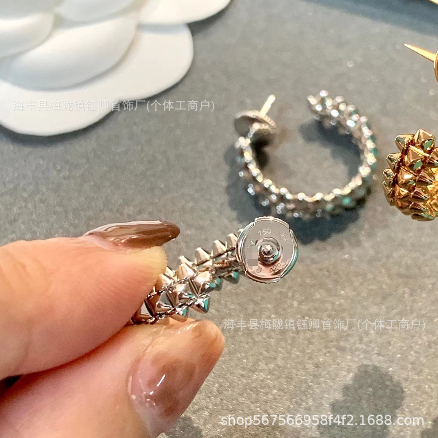 Exquisitely Carved Rivet Bullet Earrings, Fine Craftsmanship, Thickly Plated with 18K Rose Gold, European and American Fashion, Versatile, Direct Sales from the Manufacturer