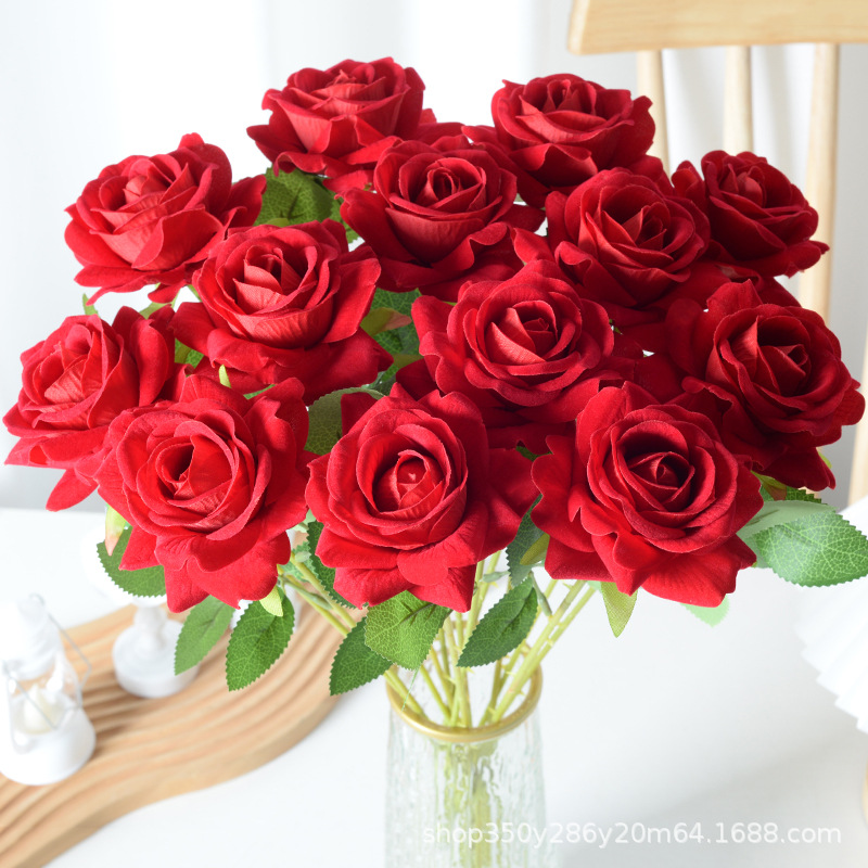 Simulación de un solo ramo de rosas de terciopelo bordado rosas rosas de San Valentín rojas cascadas rosas de corn rosa flores de boda