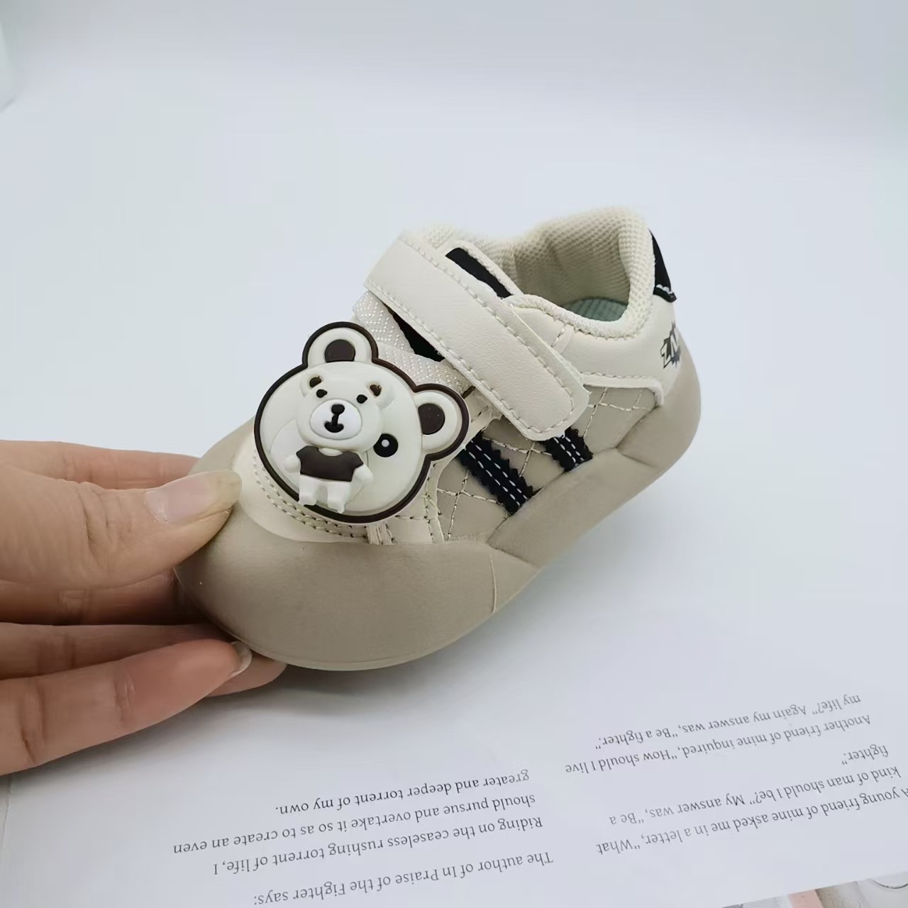 2025 otoño nuevos zapatos deportivos de bebé de mujer zapatos de cuero casuales para niños zapatos de zapatos para niños antideslizantes con suela suave