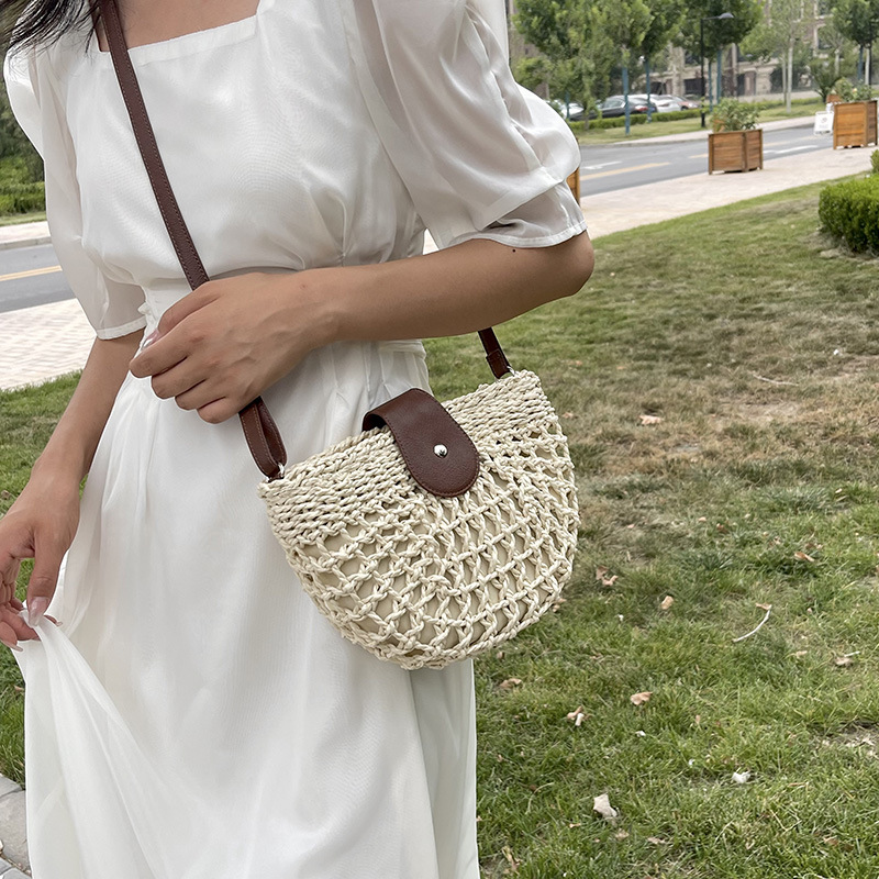 Bolsa de paja retrógrada semicircular agujerada 2026 nueva bolsa de tramo inclinada tejida a mano, bolsa de moda diaria casual de mujer.