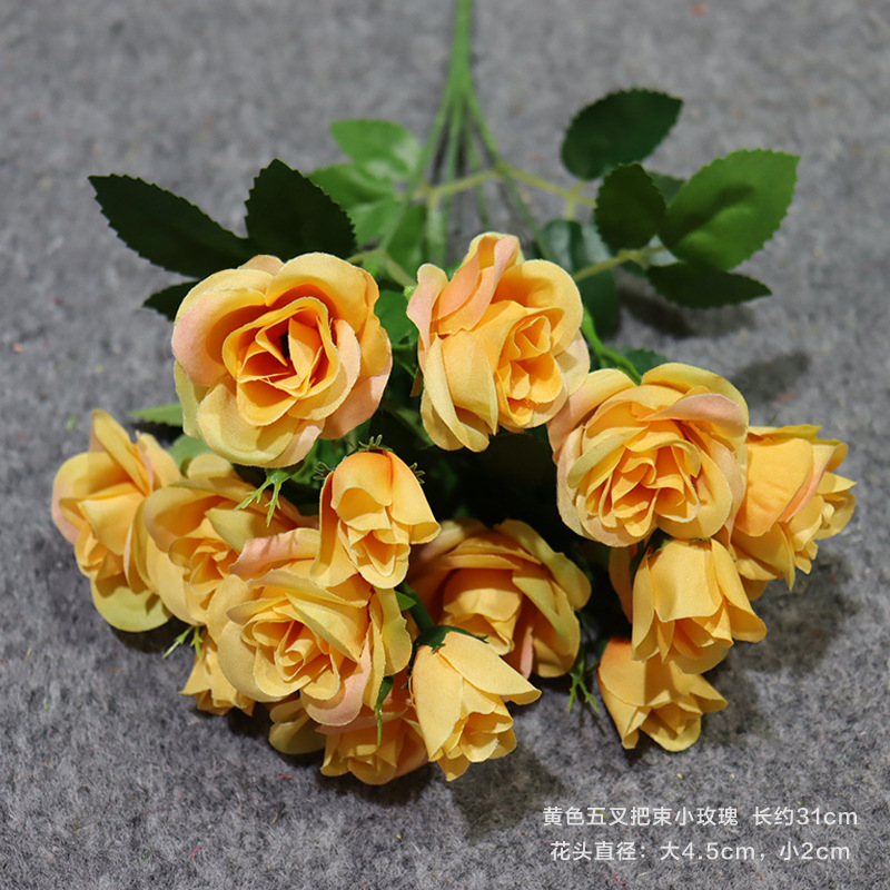 노란색 다섯 갈래의 작은 장미 다발