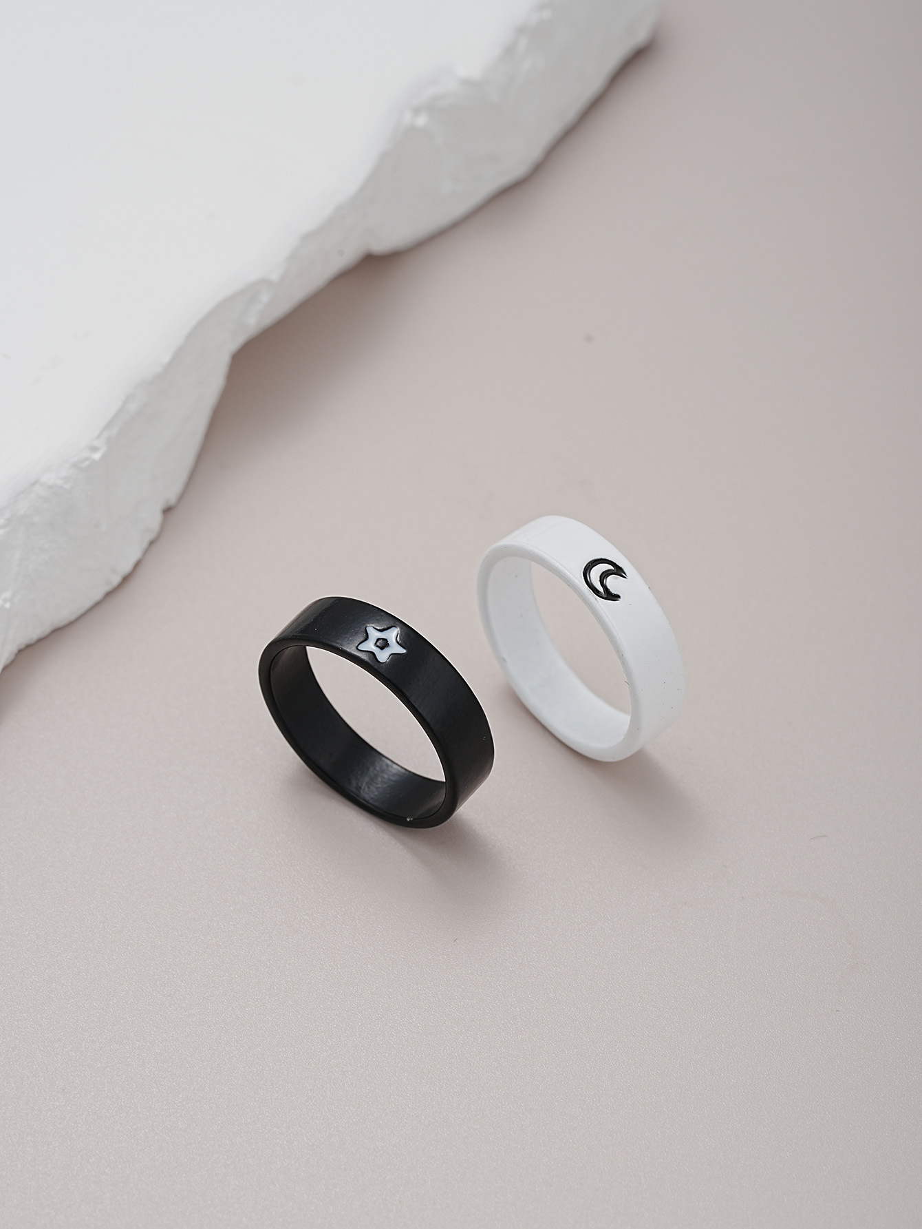 Couple Ring Black And White Lucky 8 Character Design Set_voghion.com