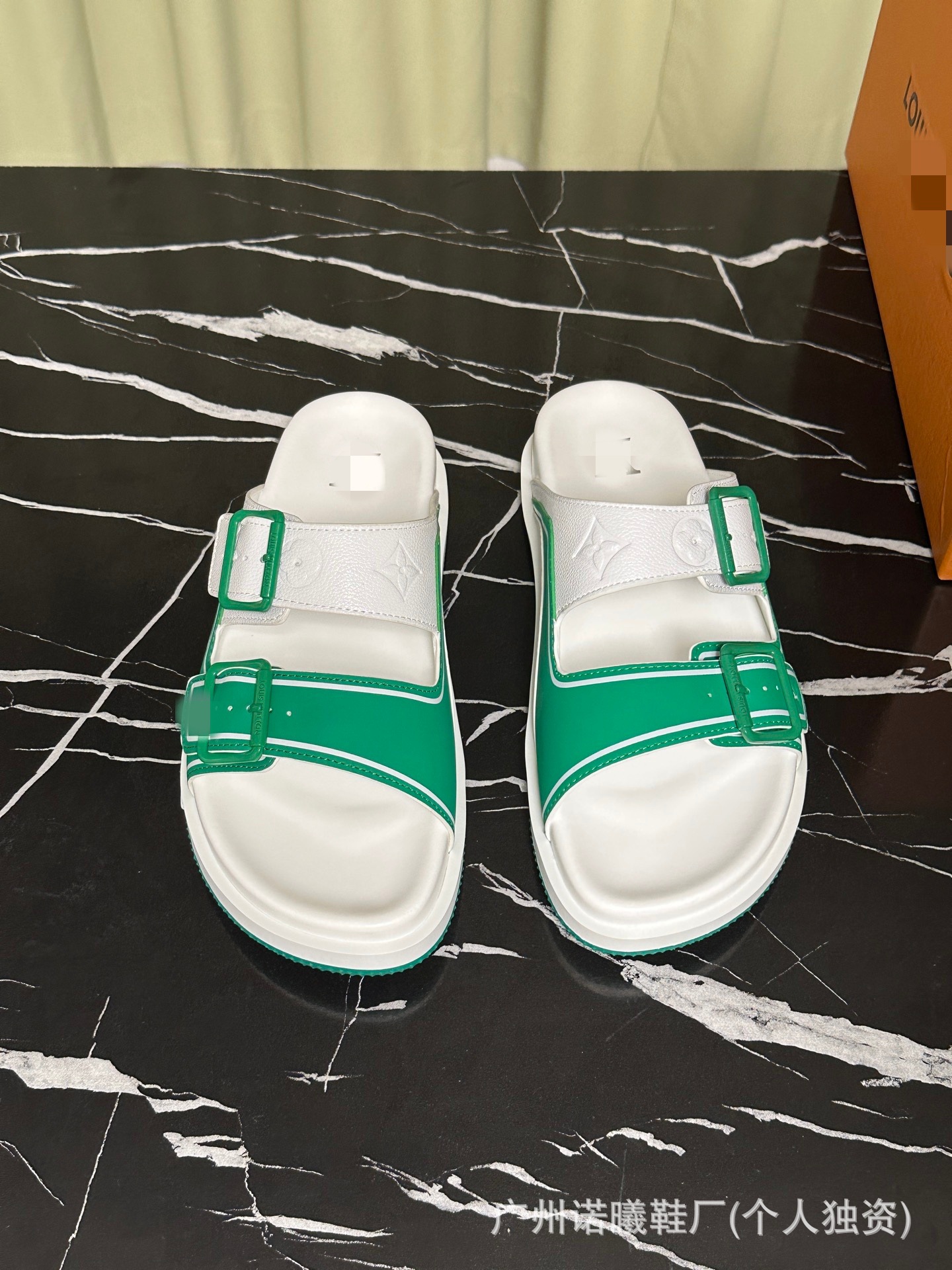 Zapatillas de moda para hombres con suela suave cómodas para usar zapatos de playa de cuero originales caja original de lujo marca de moda de doble cinturón de moda casual image 16